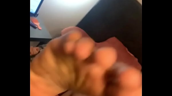 Travaille À La Maison En Train De Baiser Pendant Qu'elle Passe Un Appel Au Travail