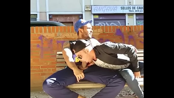 Download Video - V&iacute;deo- Chupou o pau do oper&aacute;rio dotado na rua - Famosos Nus