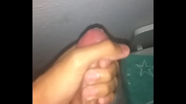 NEGRO TESUDO COM PAU PEQUENO BATE PUNHETA FRENE...