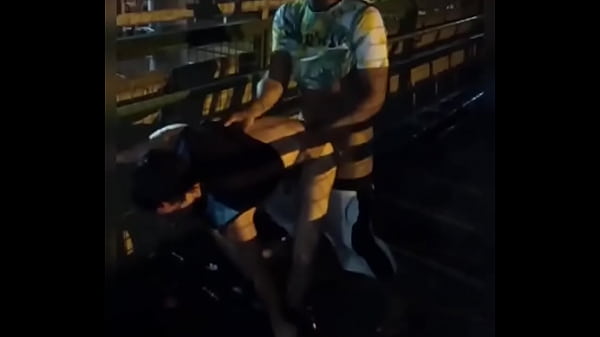 Aproveitando ponte vazia pra fazer sexo