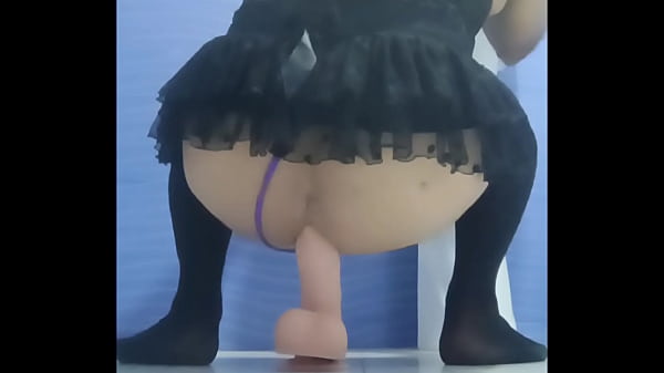Transexual caliente se mete un gran consolador ...