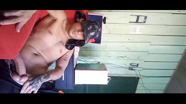 Roludo metendo pau na crespa peituda