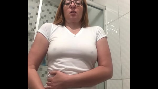 Download Video - MILF ruiva gostosa se matando na siririca e gozando at&eacute; a buceta ficar melada