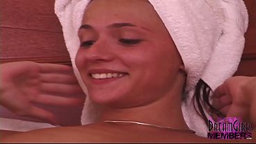 ベッドの上で裸で戯れる魅力的なブルネット美女
