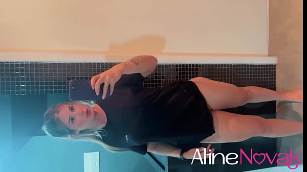 Download Video - Ano novo sozinha a loira gostosa se divertiu com suas lindas m&atilde;os