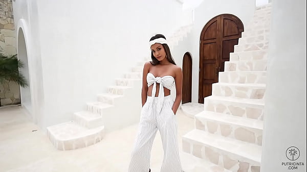 Daring young Asian Putri Cinta showing off her asshole