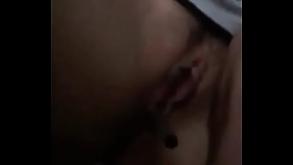 Mi amiga la buenota se da unos toques antes de ...