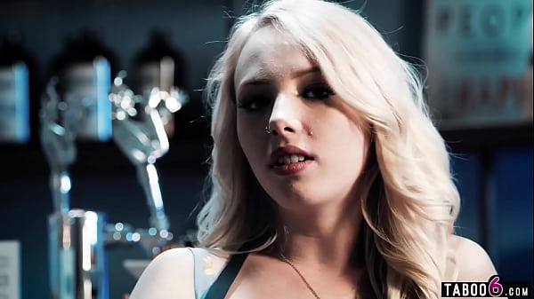 Naive virgin teen blonde groupie Dixie Lynn fucked by the solo artist
