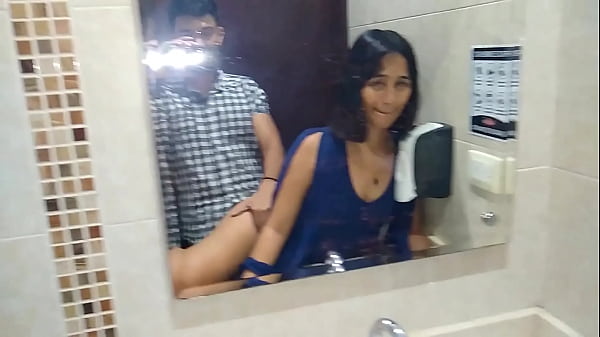 Download Video - Nos escapamos al ba&ntilde;o del bar para terminar en un rapidito