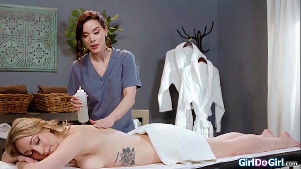 Download Video - My friend masseuse gave me an oil massage and pussy licking