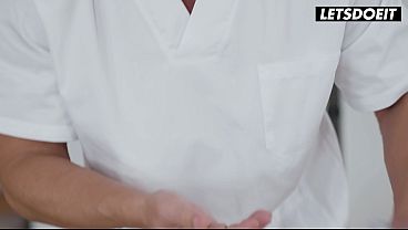 巨乳でタトゥーの入ったグラマラスな美女がマッサージ師の手のために尻を広げる