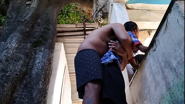 Comendo vizinha no quintal