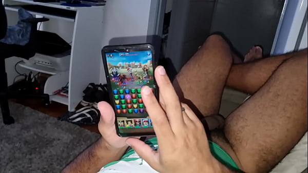 Depois do sexo rola um joguinho no celular até ...