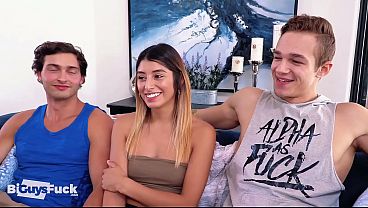 イケメンたち！メキシコ人の女の子が初めてのバイセクシャル体験を試してみたかった。