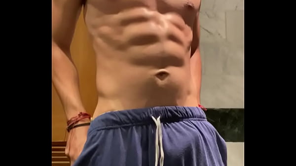 Download Video - Un hombre con cuerpo perfecto que toda mujer desear&iacute;a en su cama&period;