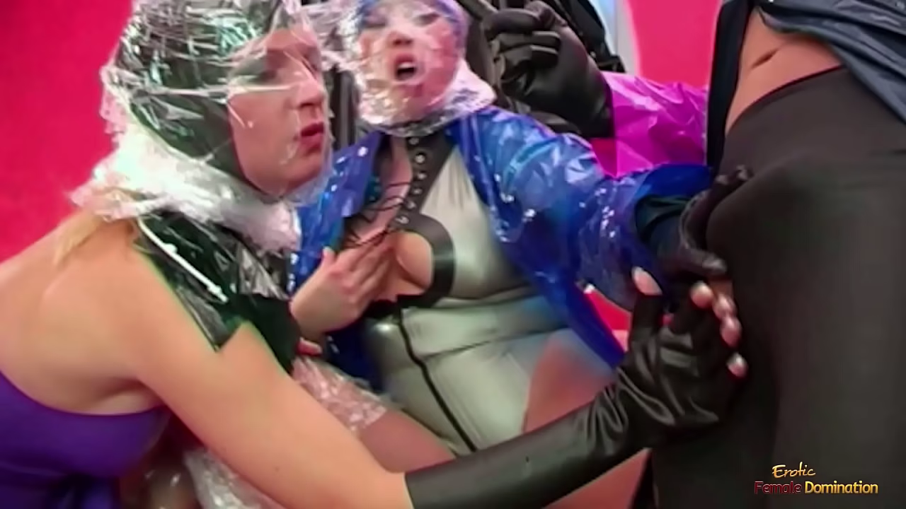 Un extraño trío bisexual de fanáticos del látex parece casi surrealista.
                     blowjob threesome latex big ass bisexual doggy style cum in mouth big natural tits eating pussy girl masturbation muchos negros