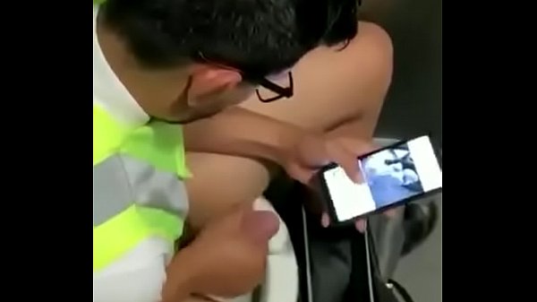 Download Video - Carinha de uniforme batendo uma