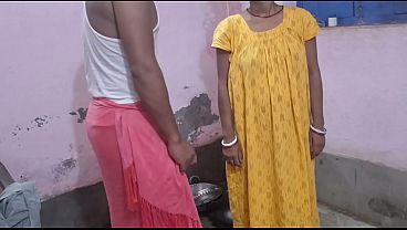 インドの村の女性が犬のような体位でセックスされた