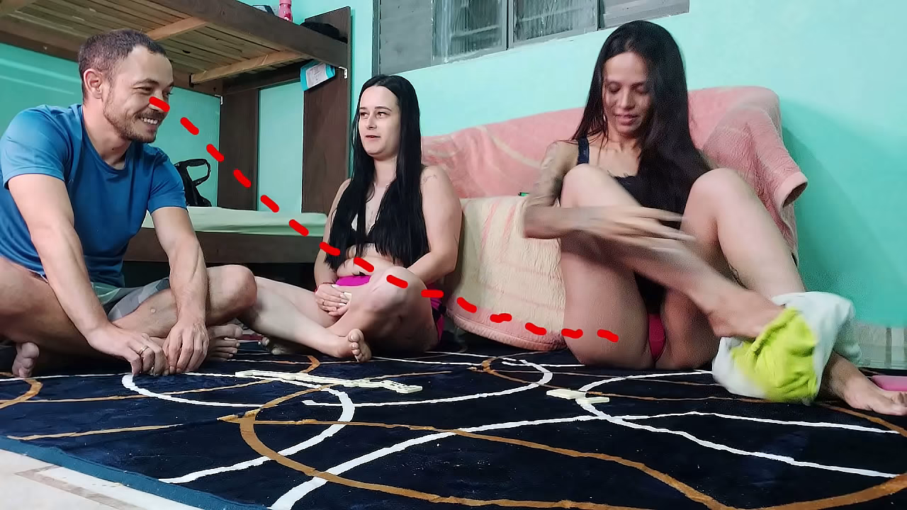 Amiga perde seu corpo gostoso para Casal em partida de Domin&oacute_