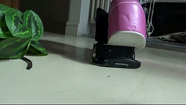 この二人の型破りで、完全に堕落していて、変態的な女の子は、隣人のアパートでただ楽しむために物を壊したい気分だ。