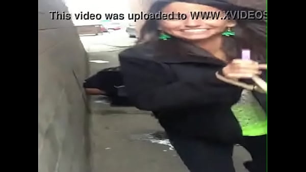 homemade- two party girls need an urgent pee at side road