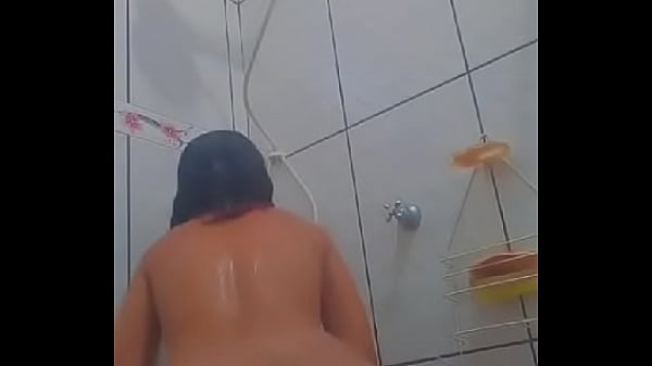 Petite Chienne Se Balançant Dans Le Bain
