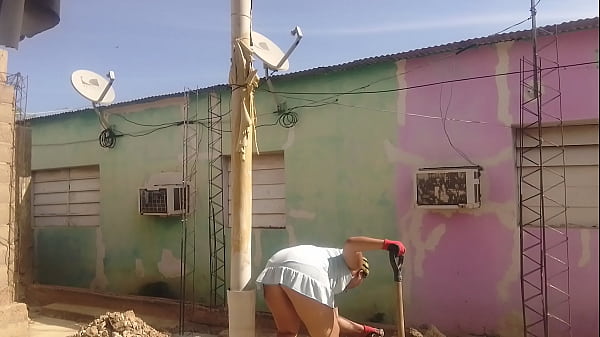 Download Video - Mi vecino no aguanta las gana de verme mi culo grande con mi vestido corto