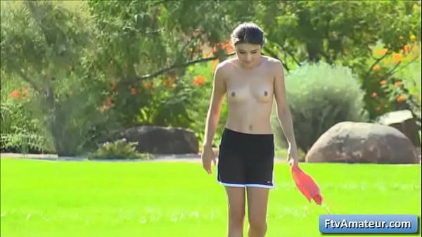 Cutie Jeune Femme Amatrice Adria Apprend À Jouer Au Golf Et Se Déshabille Sur L'herbe Verte