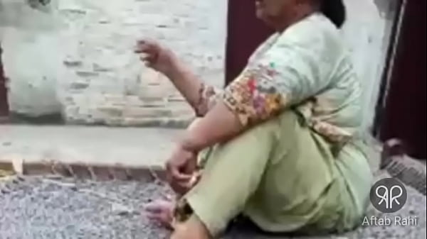 Desi Hot Pakistani Aunty Smoking