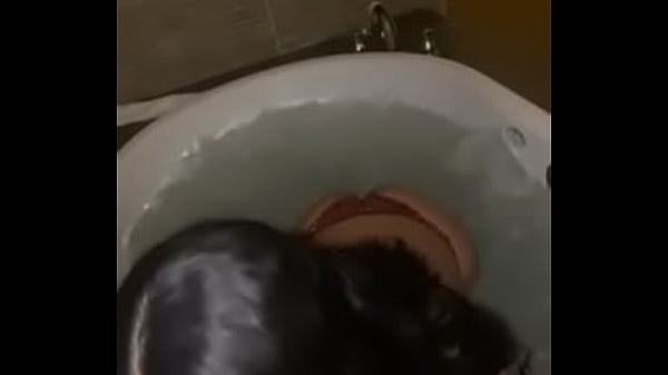 Transsexuelle Sexy Suce Dans Un Bain À Remous