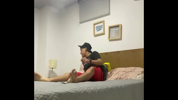 Latina culona quer&iacute;a ser infiel a su novio y decide follar a su mejor amigo