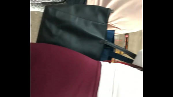 Download Video - Mulher gostosa no ponto de onibus