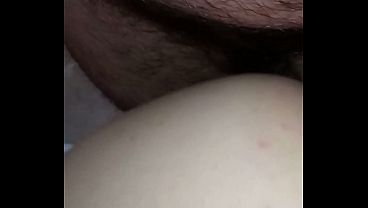 GretaLa, si fa scopare la fica in silenzio mentre suo marito russa sul divano