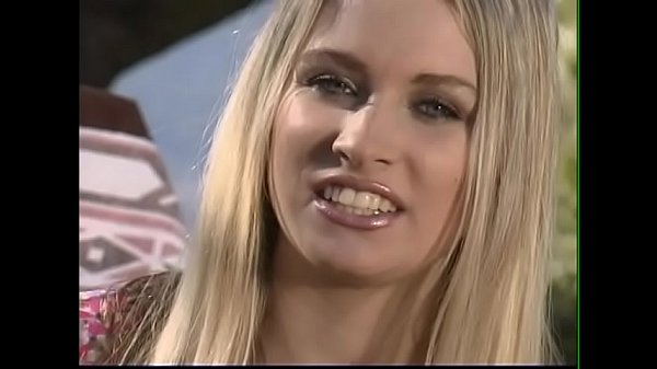 Download Video - Vampish blonde beauty Bobbi Barrington sucks dick and gets it deeply inside on th lawn