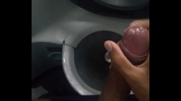 Novinho gozando no ônibus de viagem