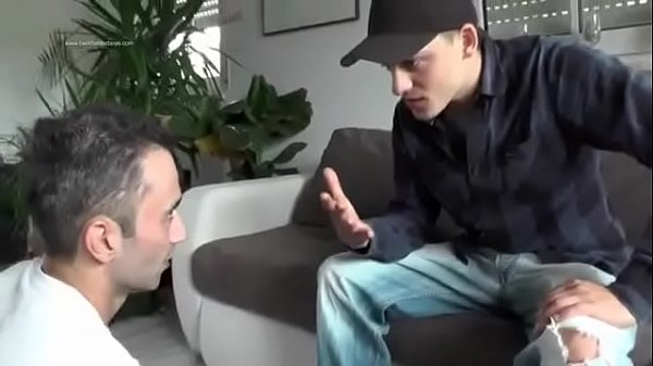 Lambendo tênis Nike com meias e fazendo muito s...