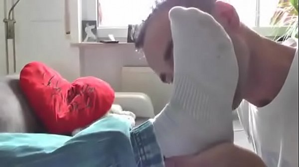 Download Video - Lambendo t&ecirc;nis Nike com meias e fazendo muito sexo com tes&atilde;o 1 parte