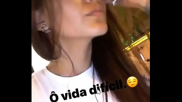 Download Video - Puta mostrando peitos no carro instagram stories