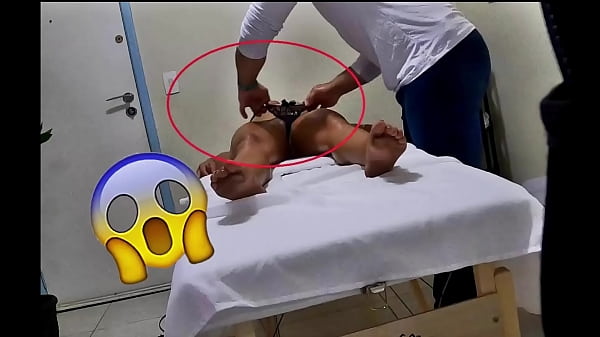 Download Video - Masssagista safado tirou a calcinha da sua cliente e filmou escondido