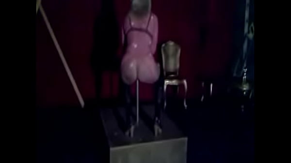 thumb blond ass
