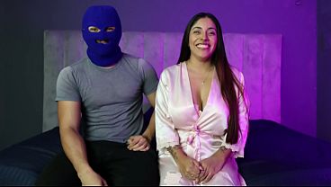 Mi cornudo invita a su amigo vergon para que me folle delante de el.