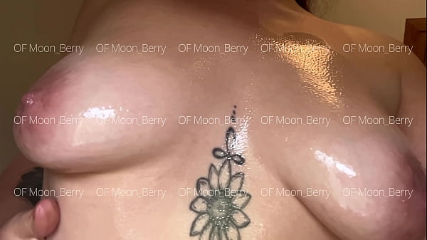 Moonberry - Natural oiled boobs
