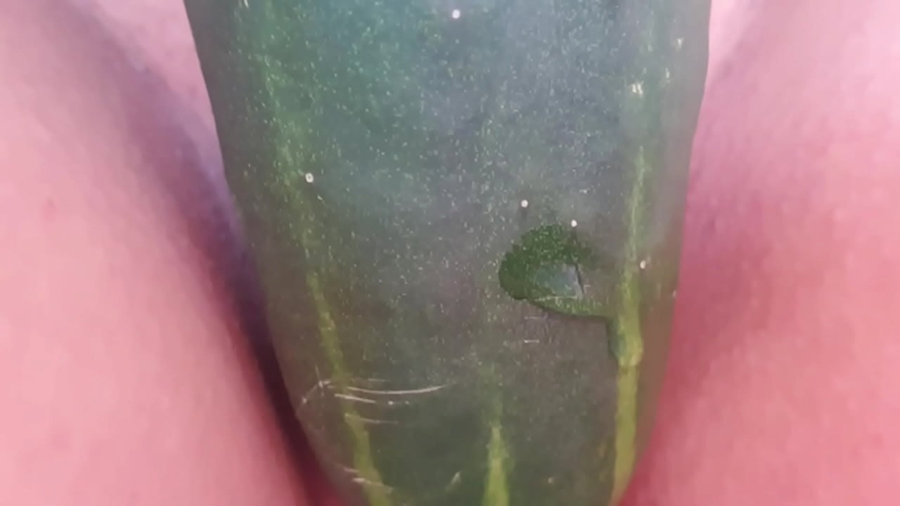 HACIA CALOR, ME ABRE LAS PIERNAS BIEN SIN BRAGAS CON MI COÑO AFEITADO, ME LLEVO EL PEPINO QUE ESTABA MUY HÚMEDO Y LO METO EN EL COÑO GRANDE QUE TENGO, Y ME SUBO MUCHO. UNA DELICIA .
                   mature masturbation massage pepino zofolia muchos negros