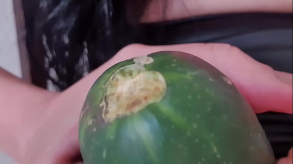 IT WAS HOT, I OPENED MY LEGS WELL WITHOUT PANTIES WITH MY SHAVED PUSSY, I GOT THE CUCUMBER WHICH WAS VERY WET AND I PUT IT IN THE BIG PUSSY I HAVE, AND I ROSE A LOT. A DELIGHT .