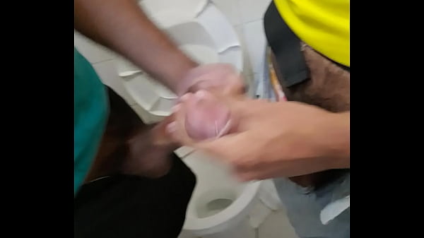 Pagando Boquete No Banheiro Da academia e receb...