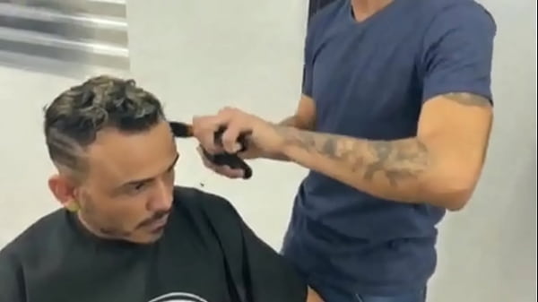 Download Video - Kadu Ventr&iacute; e Edu Scott - Fodi meu barbeiro com muito tes&atilde;o sexo bareback