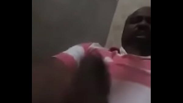 老黑人享受为莱蒂西亚赛克斯敲打