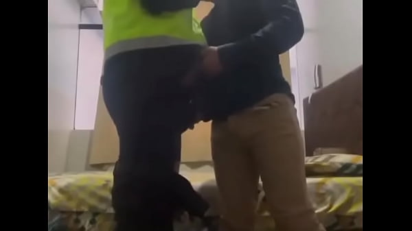 Download Video - Jovencito es encontrado por un polic&iacute;a haciendo cruising&comma; el joven lo coquetea y lo invita a coger pero el poli mejor pre&period;&period;&period;