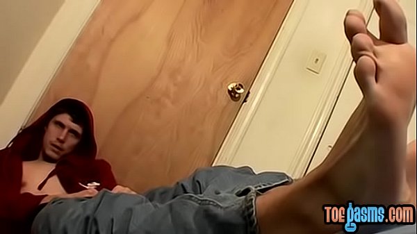 Download Video - Young man Bentley tugging and jizzing on his pretty feet