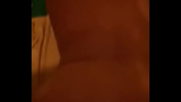 Milf se fait prendre en levrette